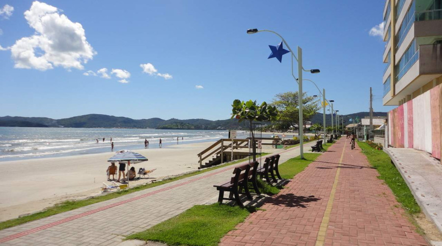 Where to buy souvenirs in Meia Praia for gifts?